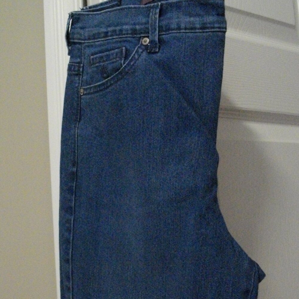 Women's /Juniors Gloria Vanderbilt Amanda Collection medium wash jeans, size 8,